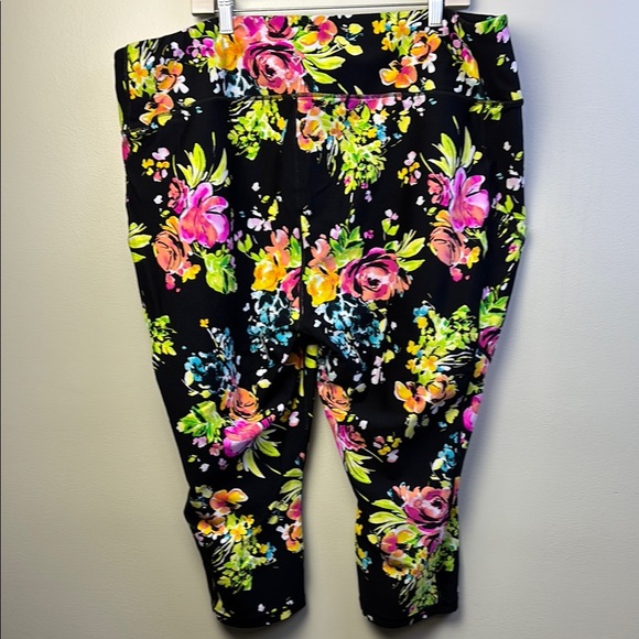 Torrid active Floral Print Leggings/capris - Picture 3 of 5